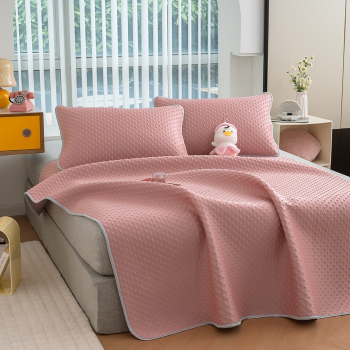 91家纺网 家纺一手货源 找家纺 默忆 2025新款3D轻奢风直播网红热款凉感丝冰豆豆三明治复合床单款凉席两件套三件套 时尚粉