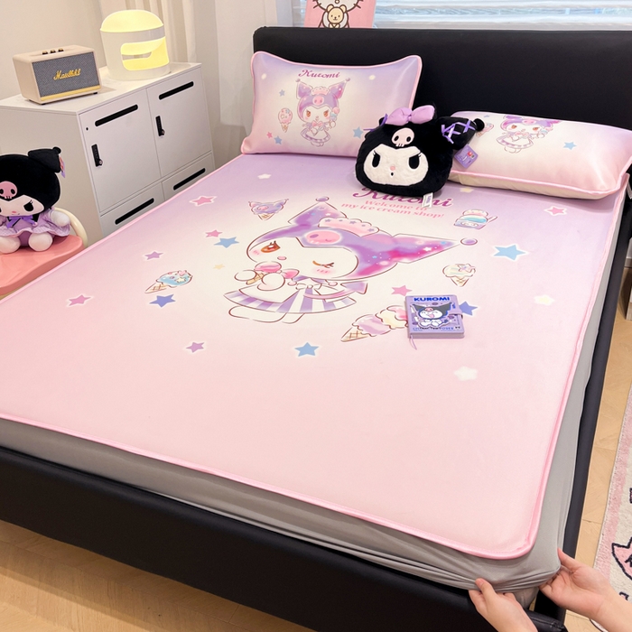 91家纺网 家纺一手货源 找家纺 暮思家居 2025新款正版授权A类大版数码印花三丽鸥可机洗1200D冰丝凉席可组合针织棉夏被四件套床笠款 床笠款-炫彩库洛米