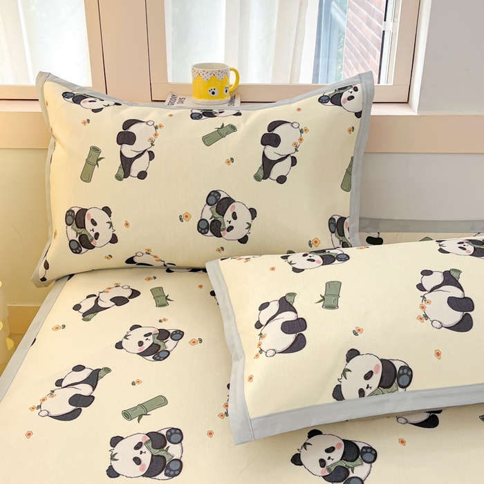 91家纺网 家纺一手货源 找家纺 绒艺席业 2025新款600D冰丝印花数码印花冰藤席卡通小清新系列 小熊猫