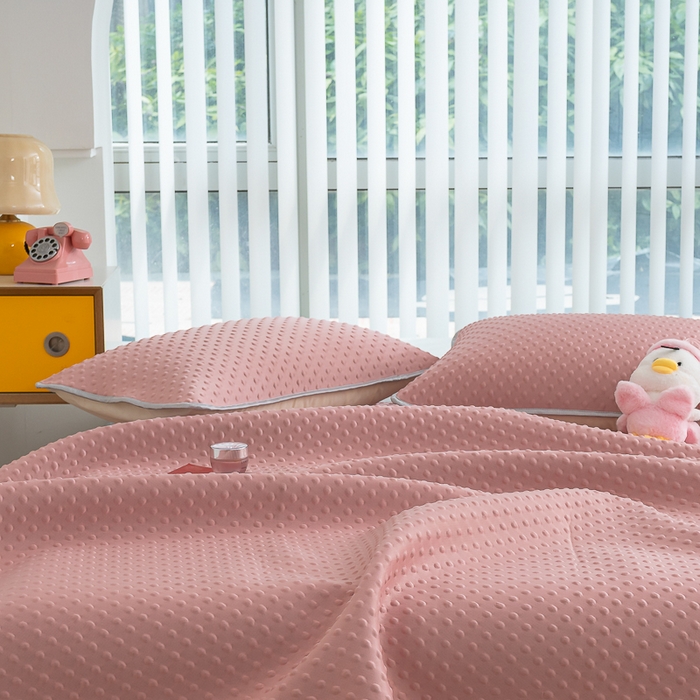 91家纺网 家纺一手货源 找家纺 默忆 2025新款3D轻奢风直播网红热款凉感丝冰豆豆三明治复合床单款凉席两件套三件套 时尚粉