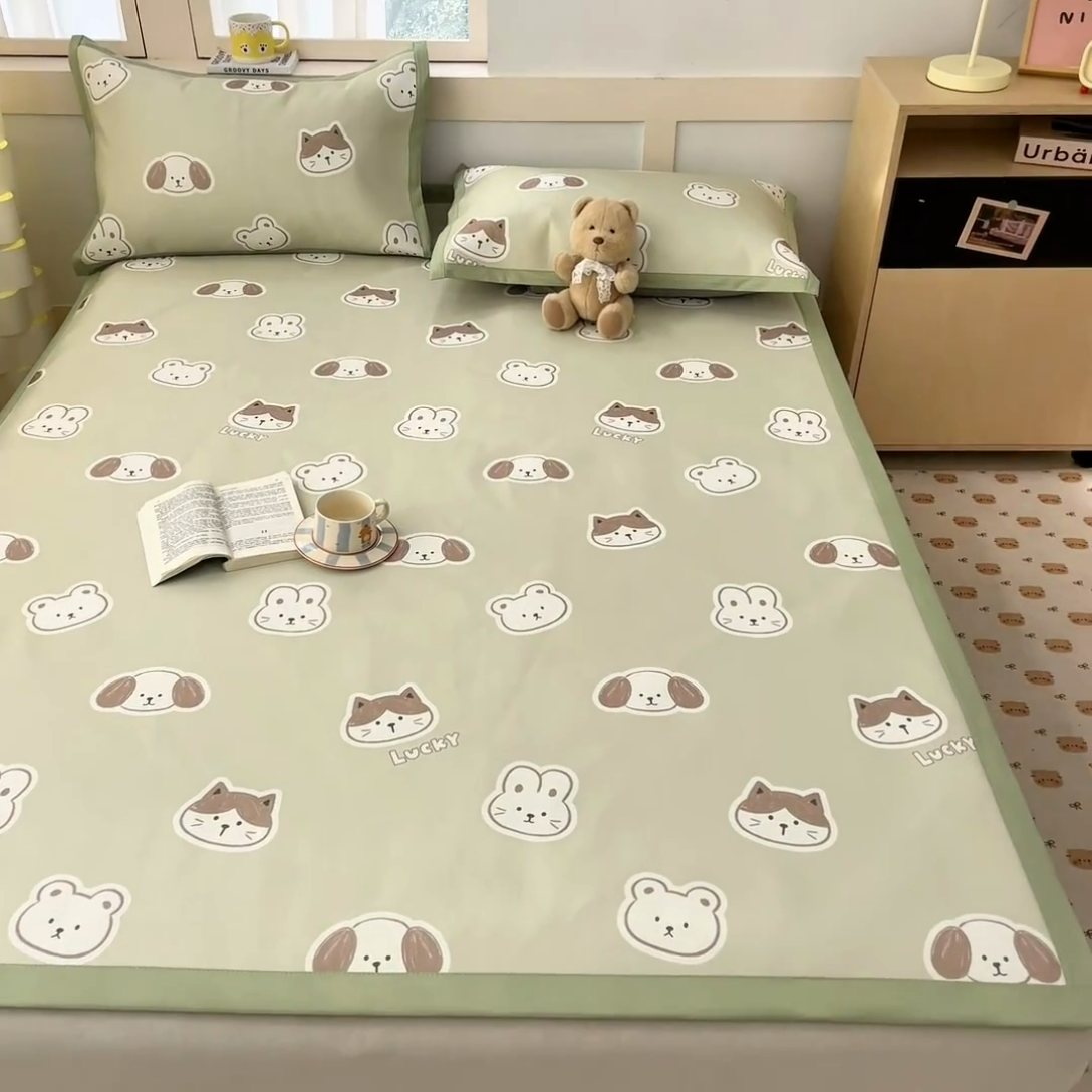 91家纺网 家纺一手货源 找家纺 绒艺席业 2025新款600D冰丝印花数码印花冰藤席卡通小清新系列 可爱三小只