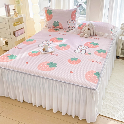 91家纺网 家纺一手货源 找家纺 康纳利2025新款A类冰豆豆床裙款凉席夏被四件套凉感丝空调被送买家秀 草莓兔