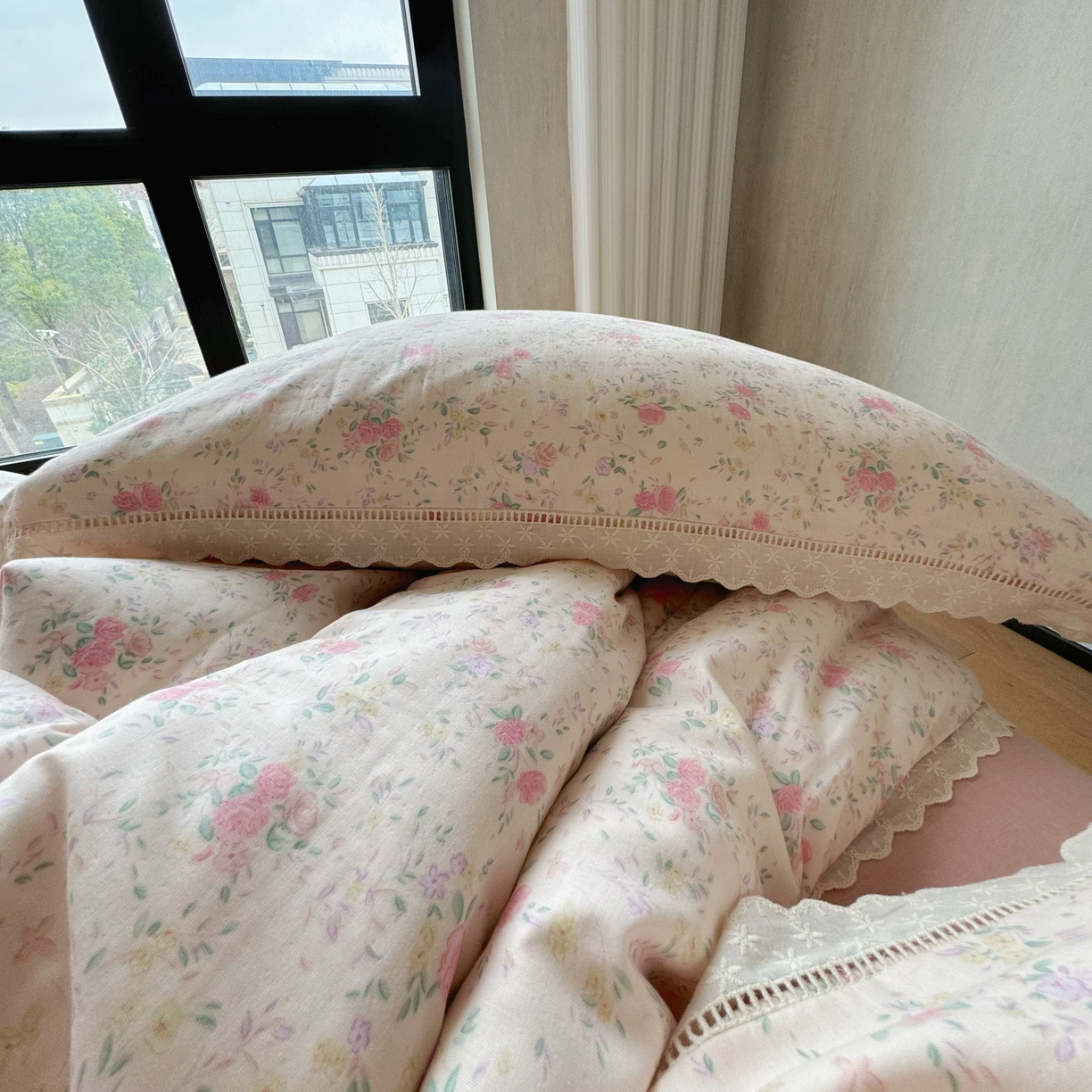 91家纺网 家纺一手货源 找家纺 8+8 （花型持续更新中）2025新款全棉双层纱镂空花边/皱皱花边四件套 蔷薇