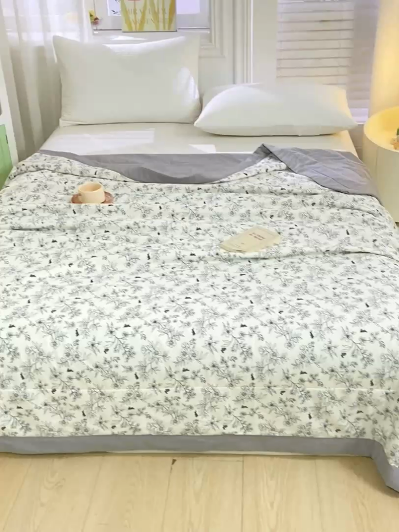 91家纺网 家纺一手货源 找家纺 锦鹭被业 2025新款A类里外全棉印花夏被 花园小兔