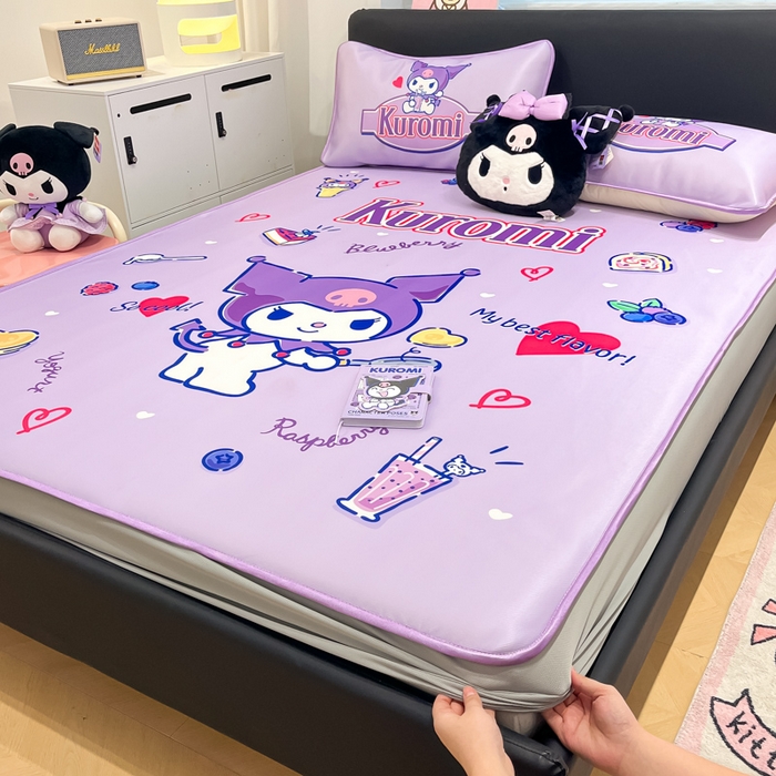 91家纺网 家纺一手货源 找家纺 暮思家居 2025新款正版授权A类大版数码印花三丽鸥可机洗1200D冰丝凉席可组合针织棉夏被四件套床笠款 床笠款-蓝莓库洛米