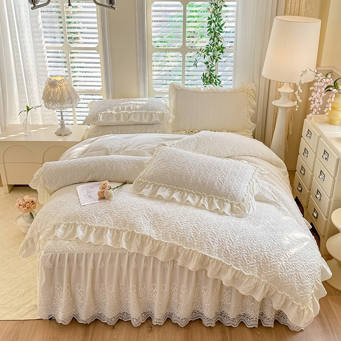 91家纺网 家纺一手货源 找家纺 花香四季家纺 2025新款夹棉绗缝床裙单件三件套法式四件套套件蕾丝公主风 米色