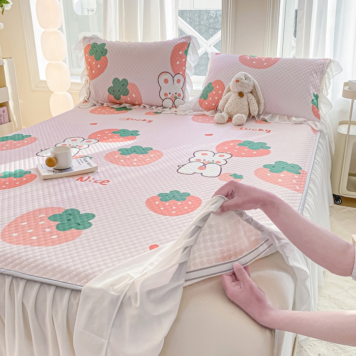 91家纺网 家纺一手货源 找家纺 康纳利2025新款A类冰豆豆床裙款凉席夏被四件套凉感丝空调被送买家秀 草莓兔