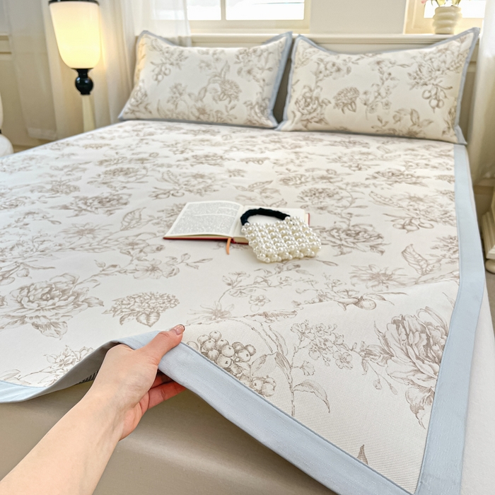 91家纺网 家纺一手货源 找家纺 绒艺席业 2025新款600D冰丝印花数码印花冰藤席赫本风系列 春风吹