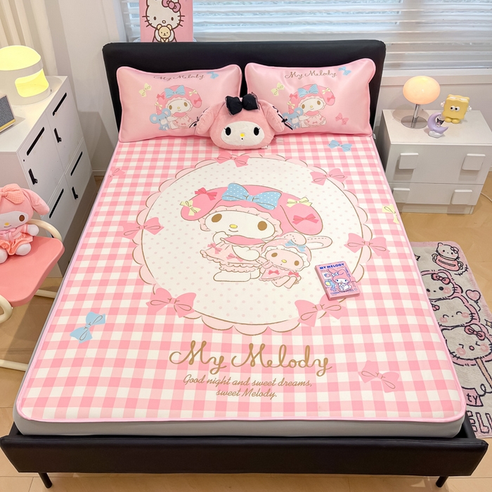 91家纺网 家纺一手货源 找家纺 暮思家居 2025新款正版授权A类大版数码印花三丽鸥可机洗1200D冰丝凉席可组合针织棉夏被四件套床笠款 床笠款-相框美乐蒂