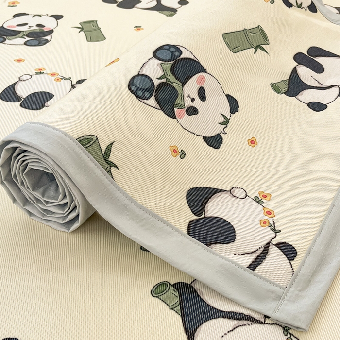 91家纺网 家纺一手货源 找家纺 绒艺席业 2025新款600D冰丝印花数码印花冰藤席卡通小清新系列 小熊猫