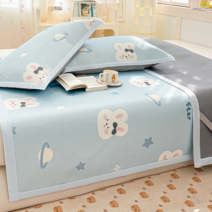 91家纺网 家纺一手货源 找家纺 绒艺席业 2025新款600D冰丝印花数码印花冰藤席卡通小清新系列 星空兔-兰