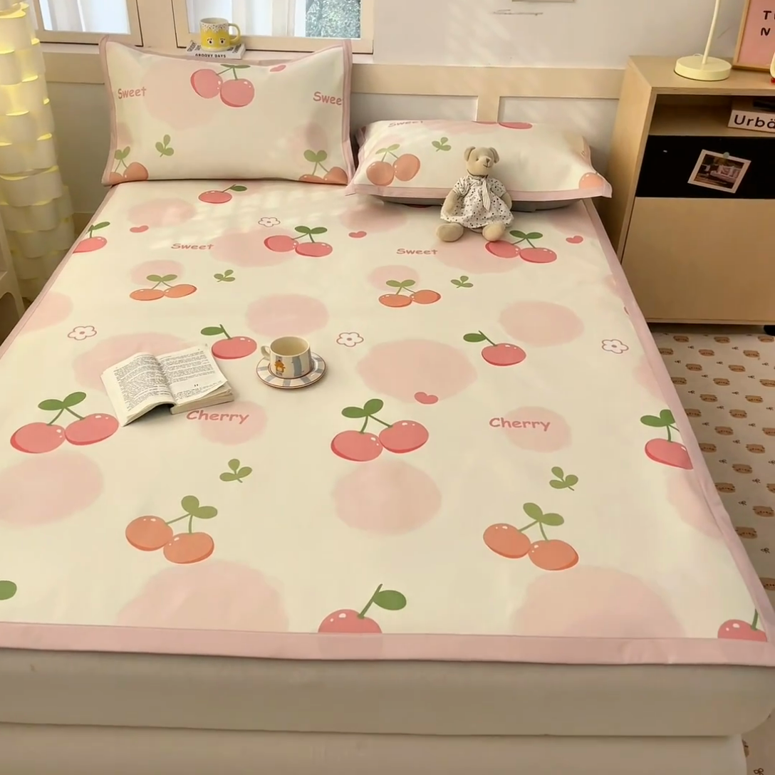 91家纺网 家纺一手货源 找家纺 绒艺席业 2025新款600D冰丝印花数码印花冰藤席卡通小清新系列 两颗樱桃