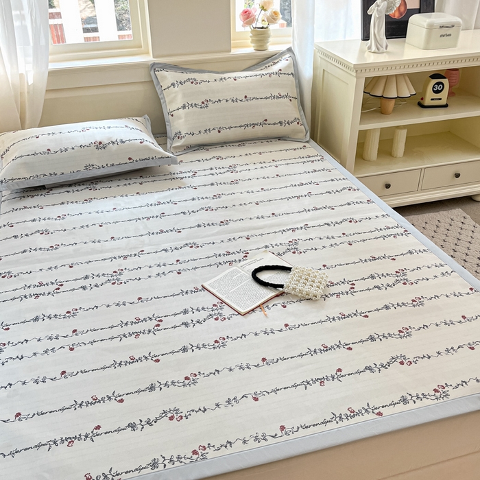 91家纺网 家纺一手货源 找家纺 绒艺席业 2025新款600D冰丝印花数码印花冰藤席赫本风系列 昨日情书