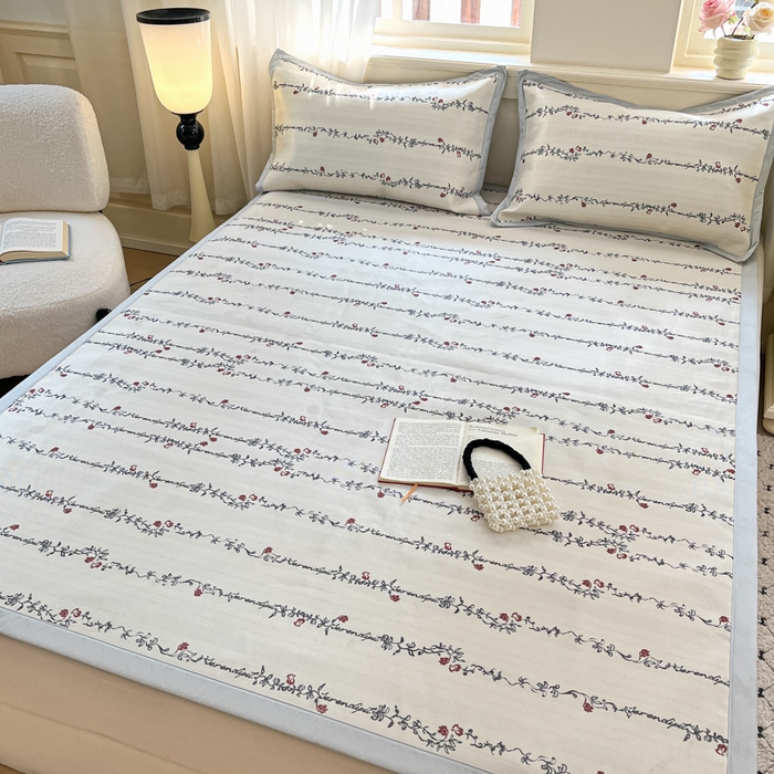 91家纺网 家纺一手货源 找家纺 绒艺席业 2025新款600D冰丝印花数码印花冰藤席赫本风系列 昨日情书