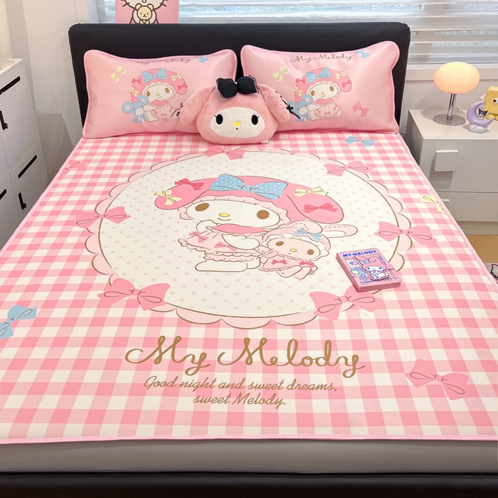 91家纺网 家纺一手货源 找家纺 暮思家居 2025新款正版授权A类大版数码印花三丽鸥可机洗1200D冰丝凉席可组合针织棉夏被四件套床笠款 床笠款-相框美乐蒂