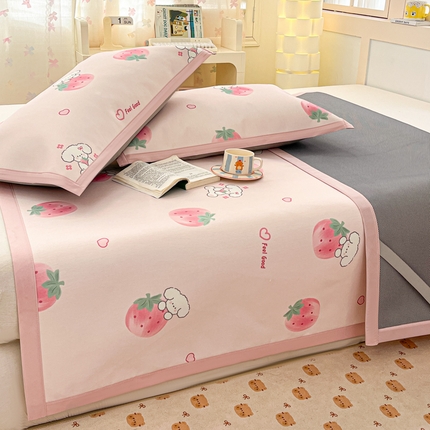 91家纺网 家纺一手货源 找家纺 绒艺席业 2025新款600D冰丝印花数码印花冰藤席卡通小清新系列 小草莓