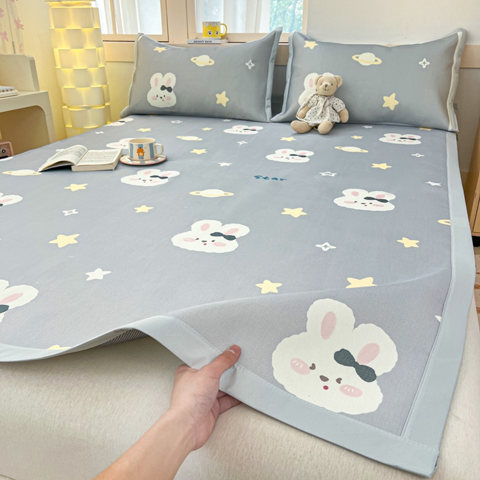 91家纺网 家纺一手货源 找家纺 绒艺席业 2025新款600D冰丝印花数码印花冰藤席卡通小清新系列 星空兔-灰