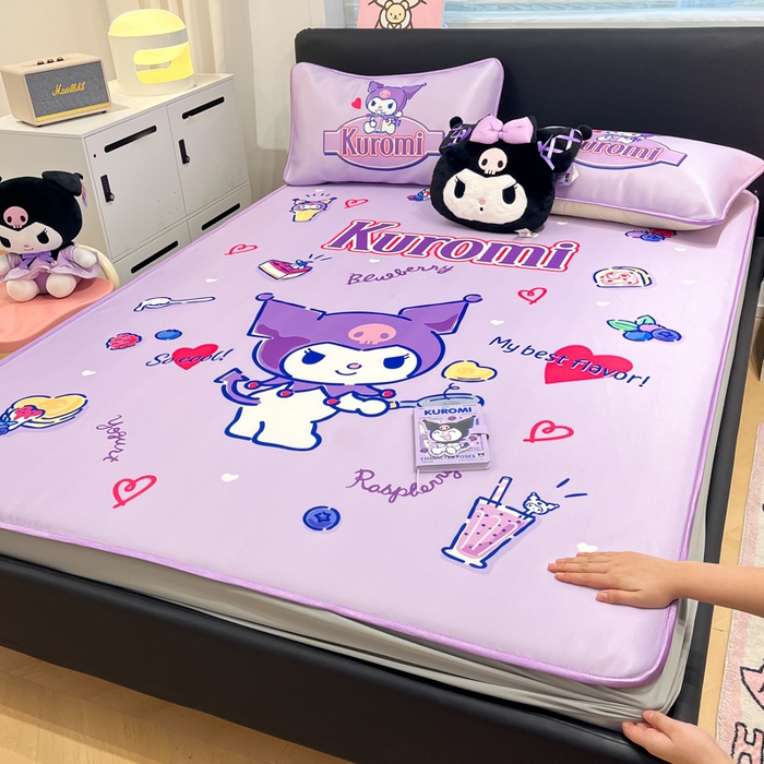 91家纺网 家纺一手货源 找家纺 暮思家居 2025新款正版授权A类大版数码印花三丽鸥可机洗1200D冰丝凉席可组合针织棉夏被四件套床笠款 床笠款-蓝莓库洛米