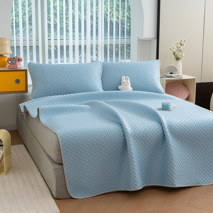 91家纺网 家纺一手货源 找家纺 默忆 2025新款3D轻奢风直播网红热款凉感丝冰豆豆三明治复合床单款凉席两件套三件套 天空蓝