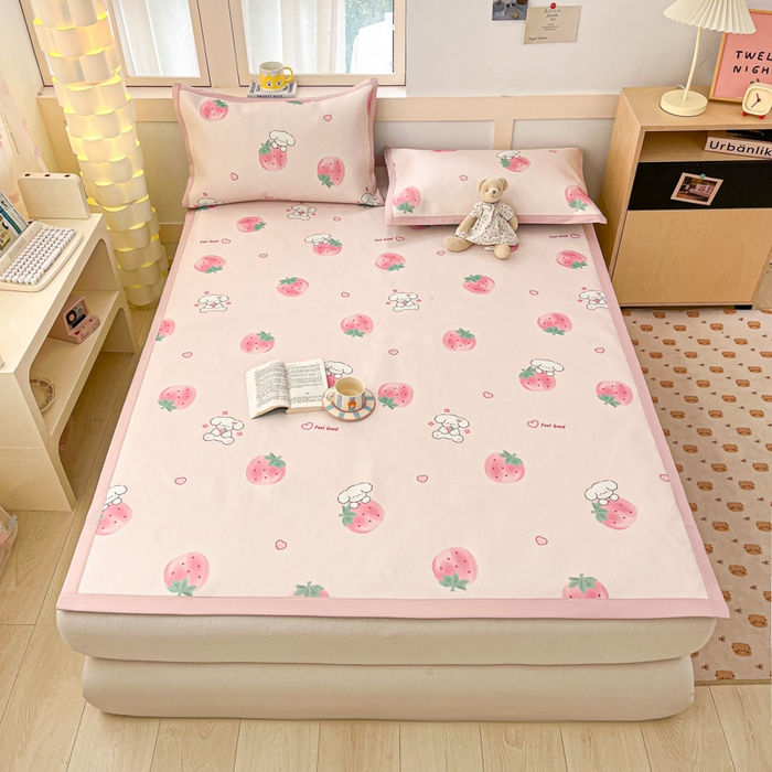 91家纺网 家纺一手货源 找家纺 绒艺席业 2025新款600D冰丝印花数码印花冰藤席卡通小清新系列 小草莓