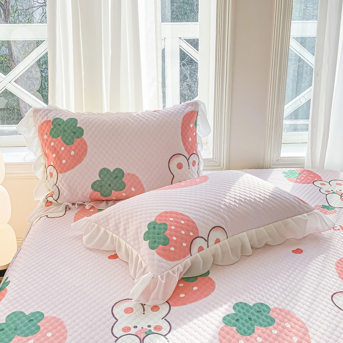 91家纺网 家纺一手货源 找家纺 康纳利2025新款A类冰豆豆床裙款凉席夏被四件套凉感丝空调被送买家秀 草莓兔