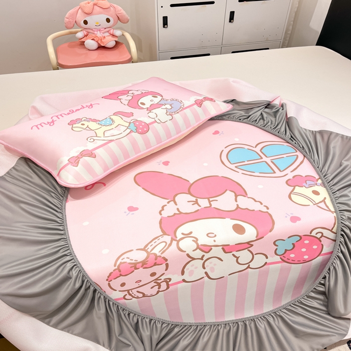 91家纺网 家纺一手货源 找家纺 暮思家居 2025新款正版授权A类大版数码印花三丽鸥可机洗1200D冰丝凉席可组合针织棉夏被四件套床笠款 床笠款-条纹美乐蒂