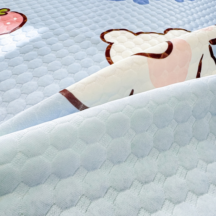 91家纺网 家纺一手货源 找家纺 康纳利2025新款A类冰豆豆床裙款凉席夏被四件套凉感丝空调被送买家秀 草莓小熊