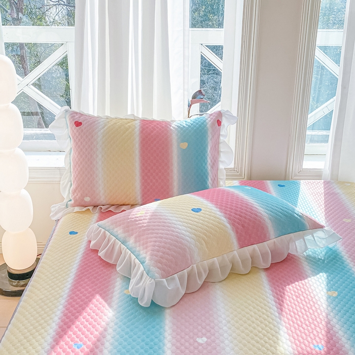 91家纺网 家纺一手货源 找家纺 康纳利2025新款A类冰豆豆床裙款凉席夏被四件套凉感丝空调被送买家秀 彩虹草莓