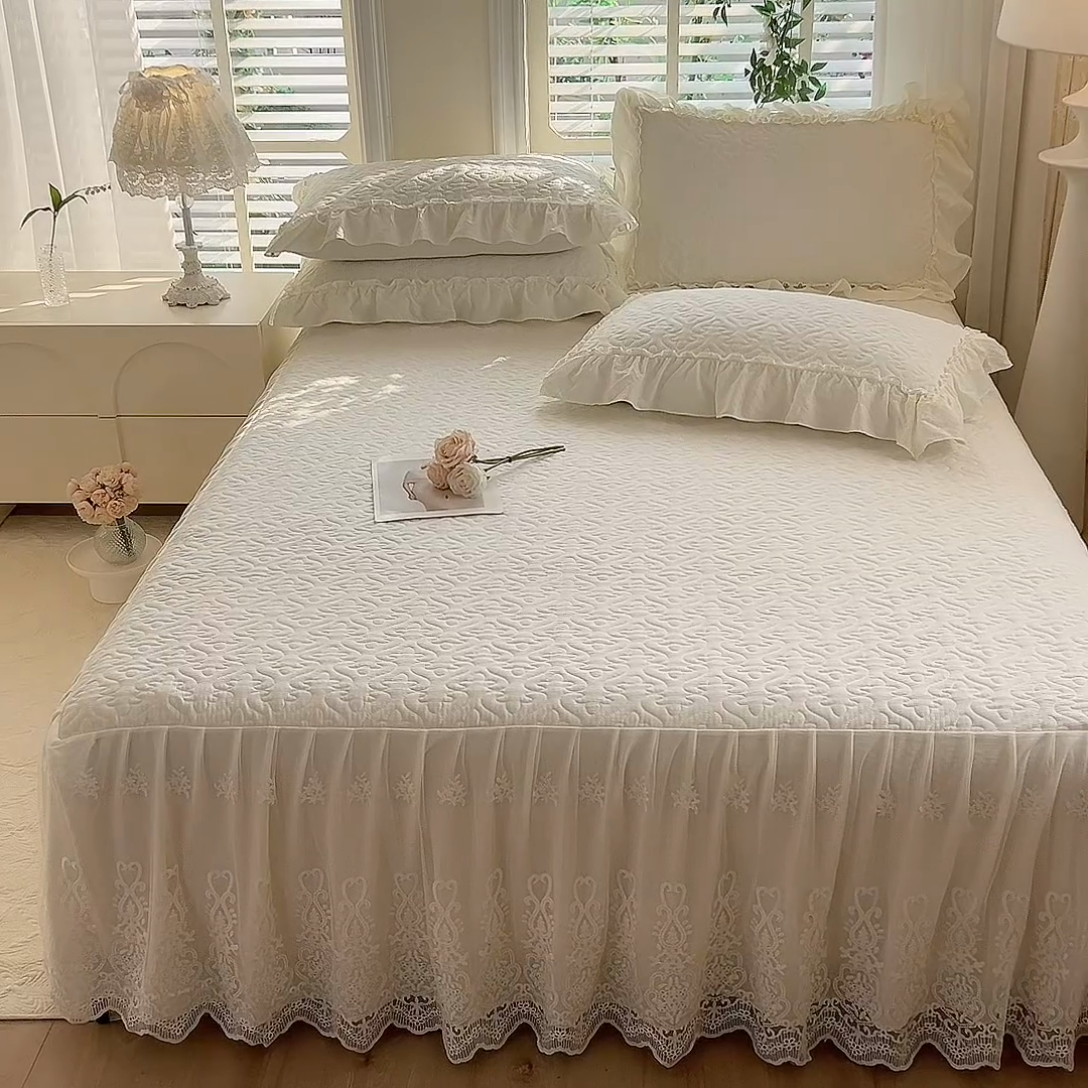 91家纺网 家纺一手货源 找家纺 花香四季家纺 2025新款夹棉绗缝床裙单件三件套法式四件套套件蕾丝公主风 米色