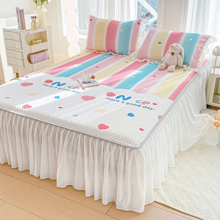 91家纺网 家纺一手货源 找家纺 康纳利2025新款A类冰豆豆床裙款凉席夏被四件套凉感丝空调被送买家秀 彩虹草莓