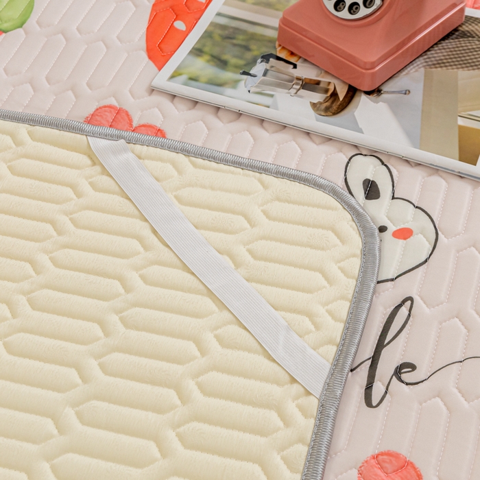 91家纺网 家纺一手货源 找家纺 默忆 2025新款凉感丝印花乳胶凉席 草莓兔