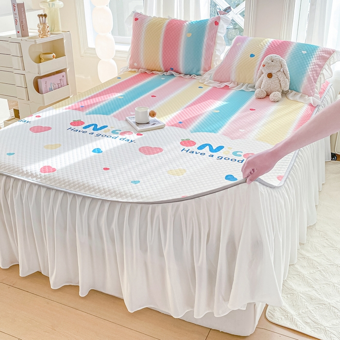 91家纺网 家纺一手货源 找家纺 康纳利2025新款A类冰豆豆床裙款凉席夏被四件套凉感丝空调被送买家秀 彩虹草莓