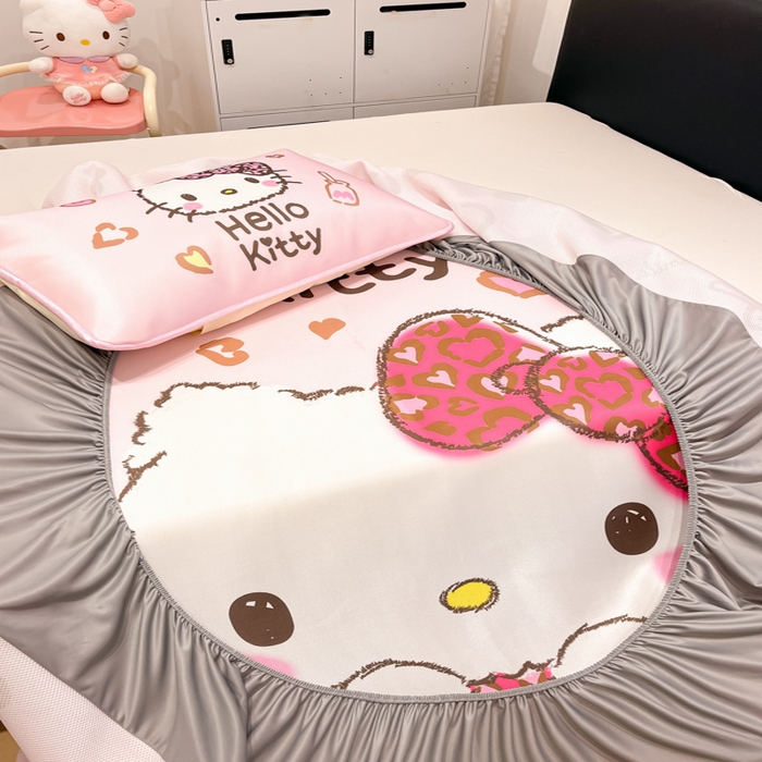 91家纺网 家纺一手货源 找家纺 暮思家居 2025新款正版授权A类大版数码印花三丽鸥可机洗1200D冰丝凉席可组合针织棉夏被四件套床笠款 床笠款-豹纹KT猫