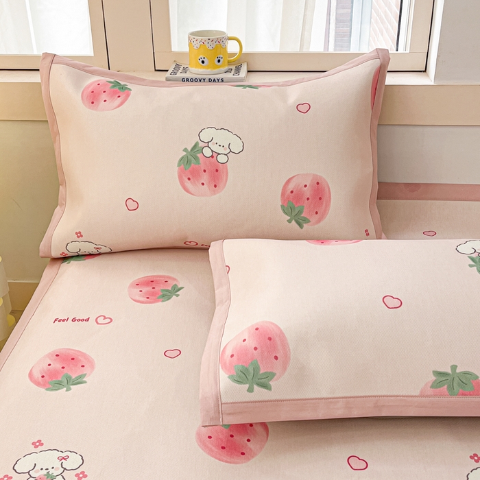 91家纺网 家纺一手货源 找家纺 绒艺席业 2025新款600D冰丝印花数码印花冰藤席卡通小清新系列 小草莓