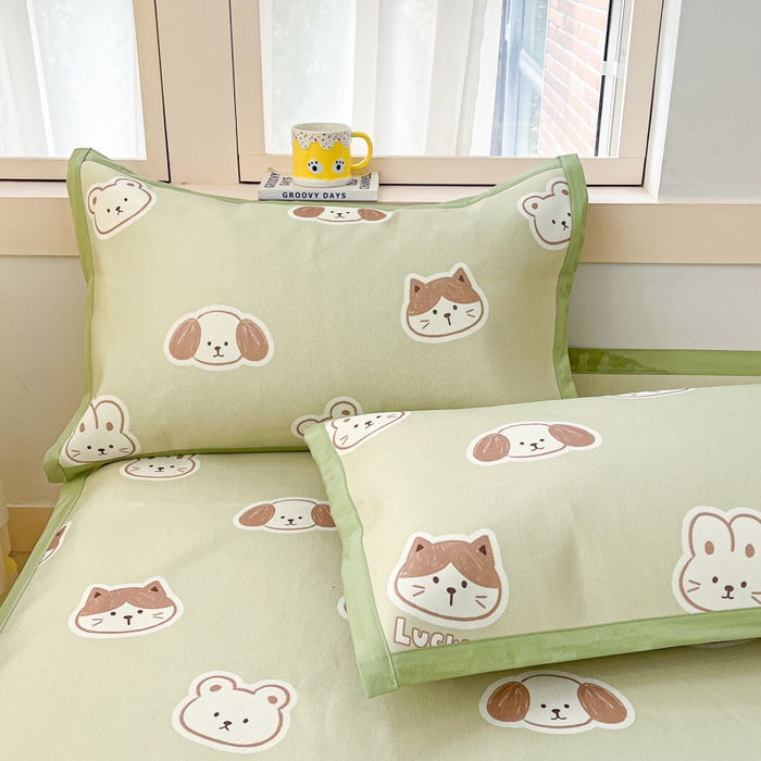 91家纺网 家纺一手货源 找家纺 绒艺席业 2025新款600D冰丝印花数码印花冰藤席卡通小清新系列 可爱三小只