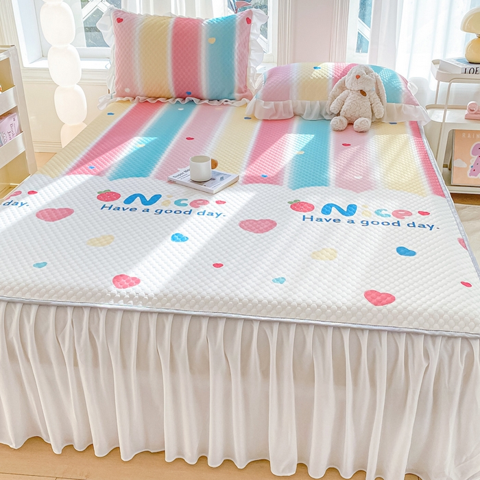 91家纺网 家纺一手货源 找家纺 康纳利2025新款A类冰豆豆床裙款凉席夏被四件套凉感丝空调被送买家秀 彩虹草莓