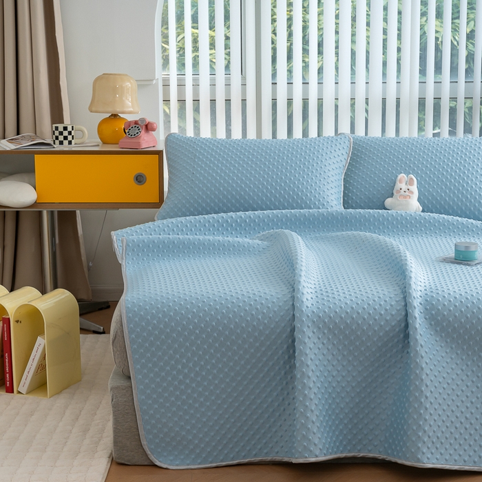 91家纺网 家纺一手货源 找家纺 默忆 2025新款3D轻奢风直播网红热款凉感丝冰豆豆三明治复合床单款凉席两件套三件套 天空蓝