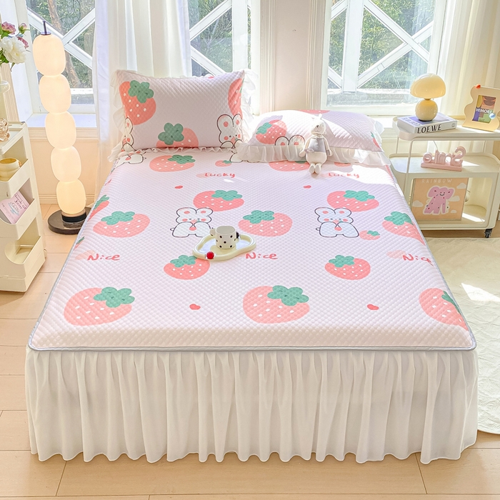 91家纺网 家纺一手货源 找家纺 康纳利2025新款A类冰豆豆床裙款凉席夏被四件套凉感丝空调被送买家秀 草莓兔