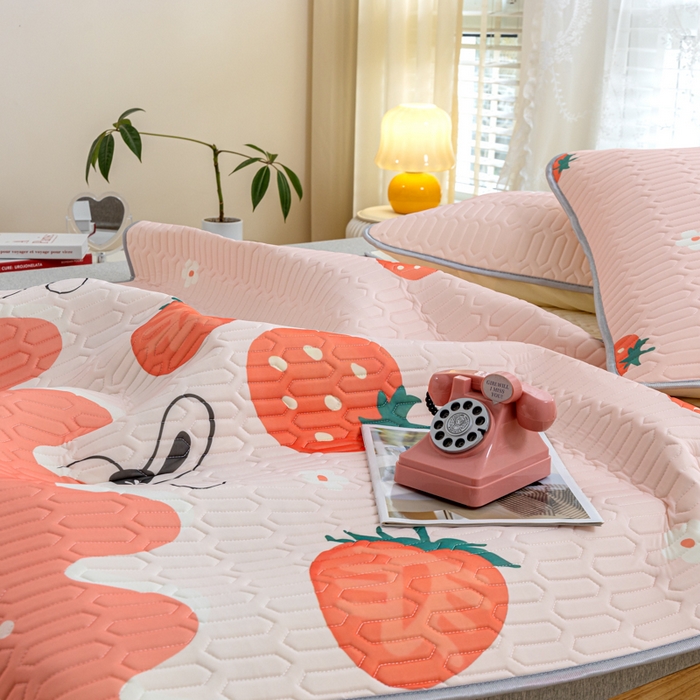 91家纺网 家纺一手货源 找家纺 默忆 2025新款凉感丝印花乳胶凉席 盛夏草莓