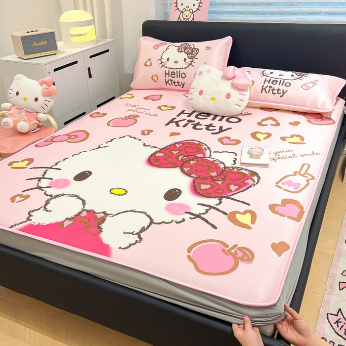 91家纺网 家纺一手货源 找家纺 暮思家居 2025新款正版授权A类大版数码印花三丽鸥可机洗1200D冰丝凉席可组合针织棉夏被四件套床笠款 床笠款-豹纹KT猫