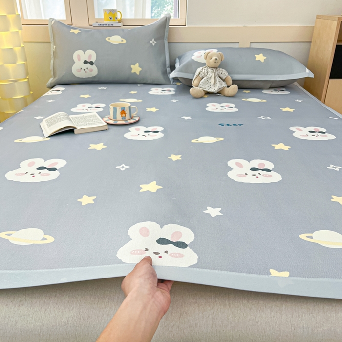 91家纺网 家纺一手货源 找家纺 绒艺席业 2025新款600D冰丝印花数码印花冰藤席卡通小清新系列 星空兔-灰