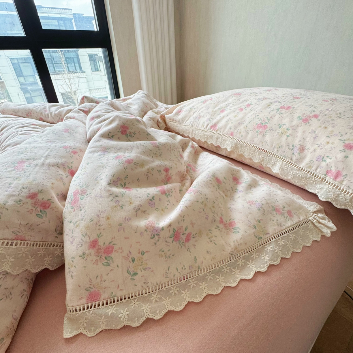 91家纺网 家纺一手货源 找家纺 8+8 （花型持续更新中）2025新款全棉双层纱镂空花边/皱皱花边四件套 蔷薇