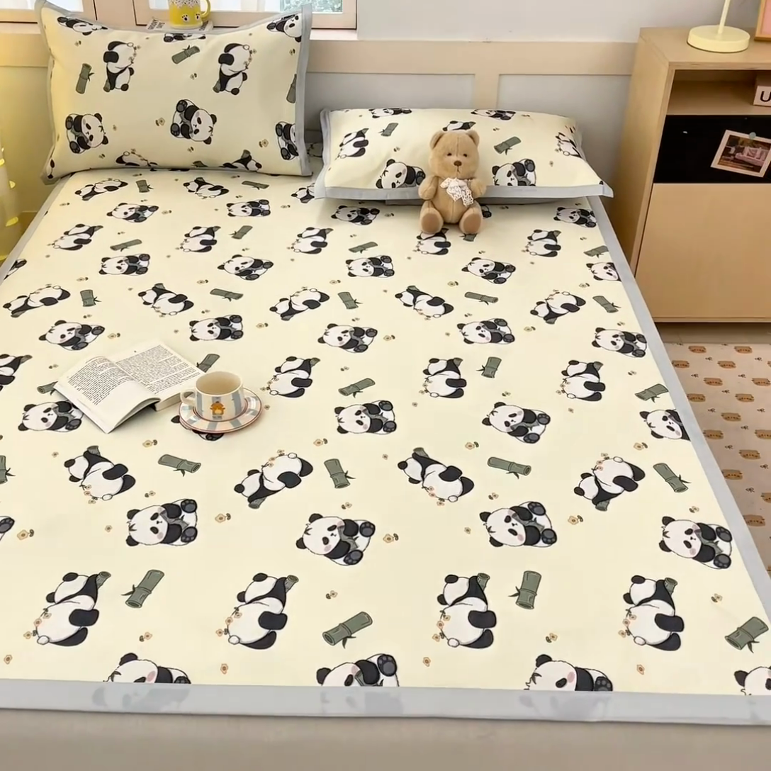 91家纺网 家纺一手货源 找家纺 绒艺席业 2025新款600D冰丝印花数码印花冰藤席卡通小清新系列 小熊猫