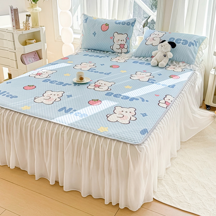 91家纺网 家纺一手货源 找家纺 康纳利2025新款A类冰豆豆床裙款凉席夏被四件套凉感丝空调被送买家秀 草莓小熊