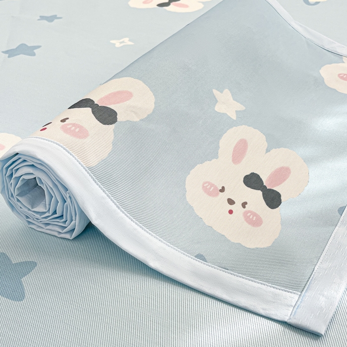 91家纺网 家纺一手货源 找家纺 绒艺席业 2025新款600D冰丝印花数码印花冰藤席卡通小清新系列 星空兔-兰