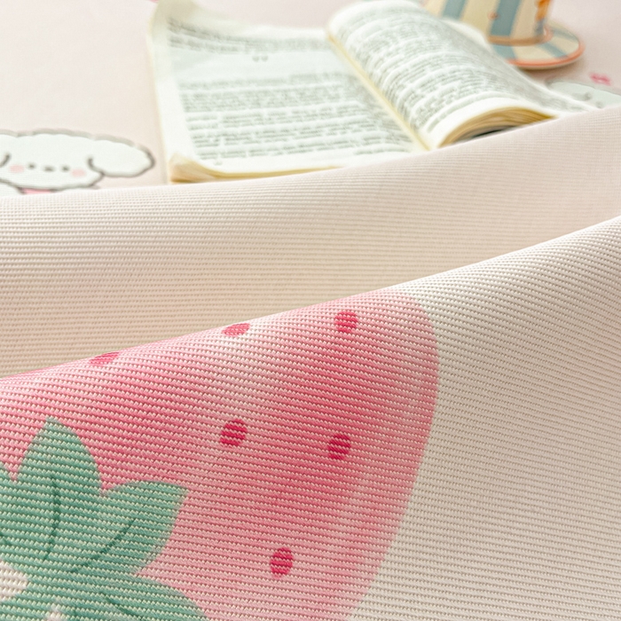 91家纺网 家纺一手货源 找家纺 绒艺席业 2025新款600D冰丝印花数码印花冰藤席卡通小清新系列 小草莓