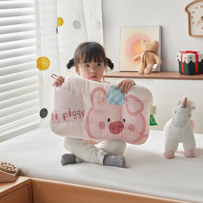 91家纺网 家纺一手货源 找家纺 2025新款A类大版卡通手绘AB版儿童豆豆枕枕芯系列 粉粉猪40*60cm/只