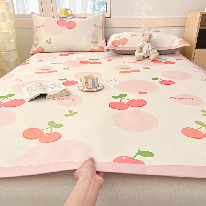 91家纺网 家纺一手货源 找家纺 绒艺席业 2025新款600D冰丝印花数码印花冰藤席卡通小清新系列 两颗樱桃