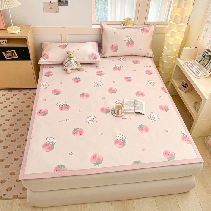 91家纺网 家纺一手货源 找家纺 绒艺席业 2025新款600D冰丝印花数码印花冰藤席卡通小清新系列 小草莓