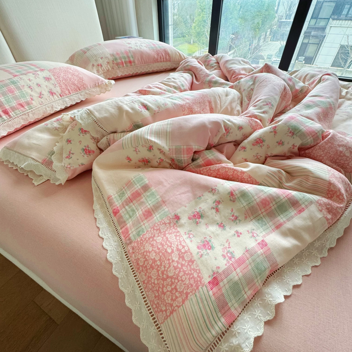 91家纺网 家纺一手货源 找家纺 8+8 （花型持续更新中）2025新款全棉双层纱镂空花边/皱皱花边四件套 田野少女